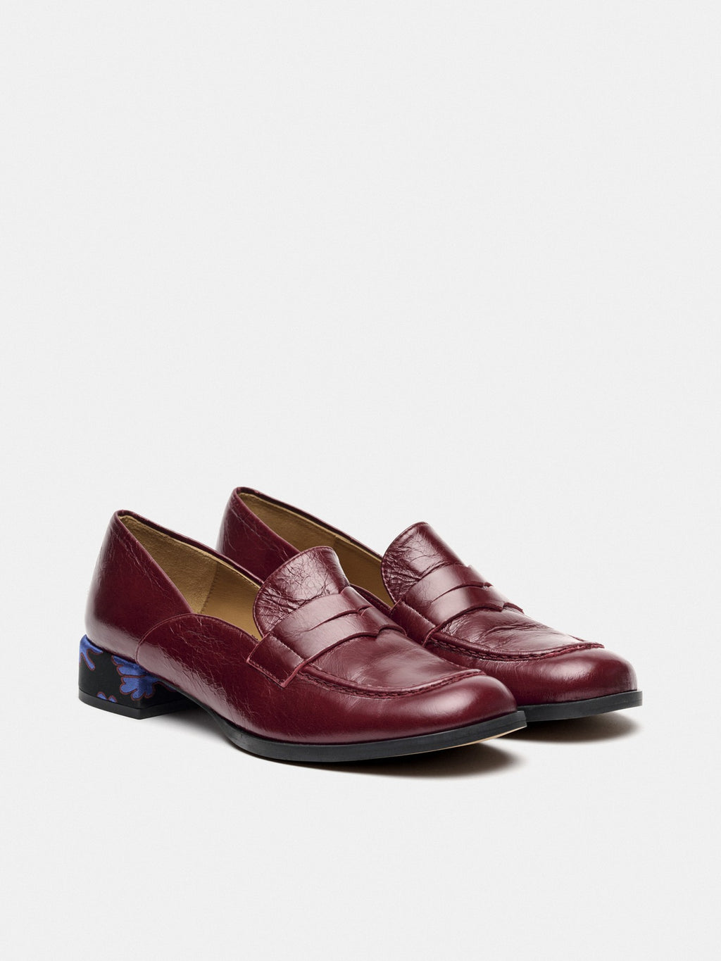 Women's leather shoe with a low heel. Mena