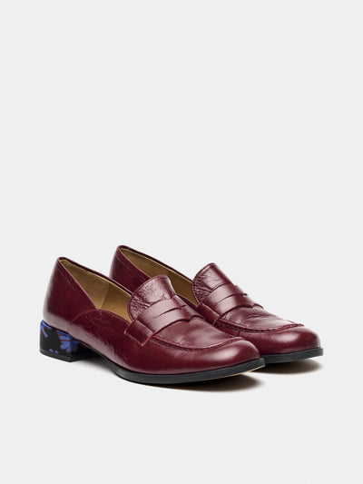 Women's leather shoe with a low heel. Mena