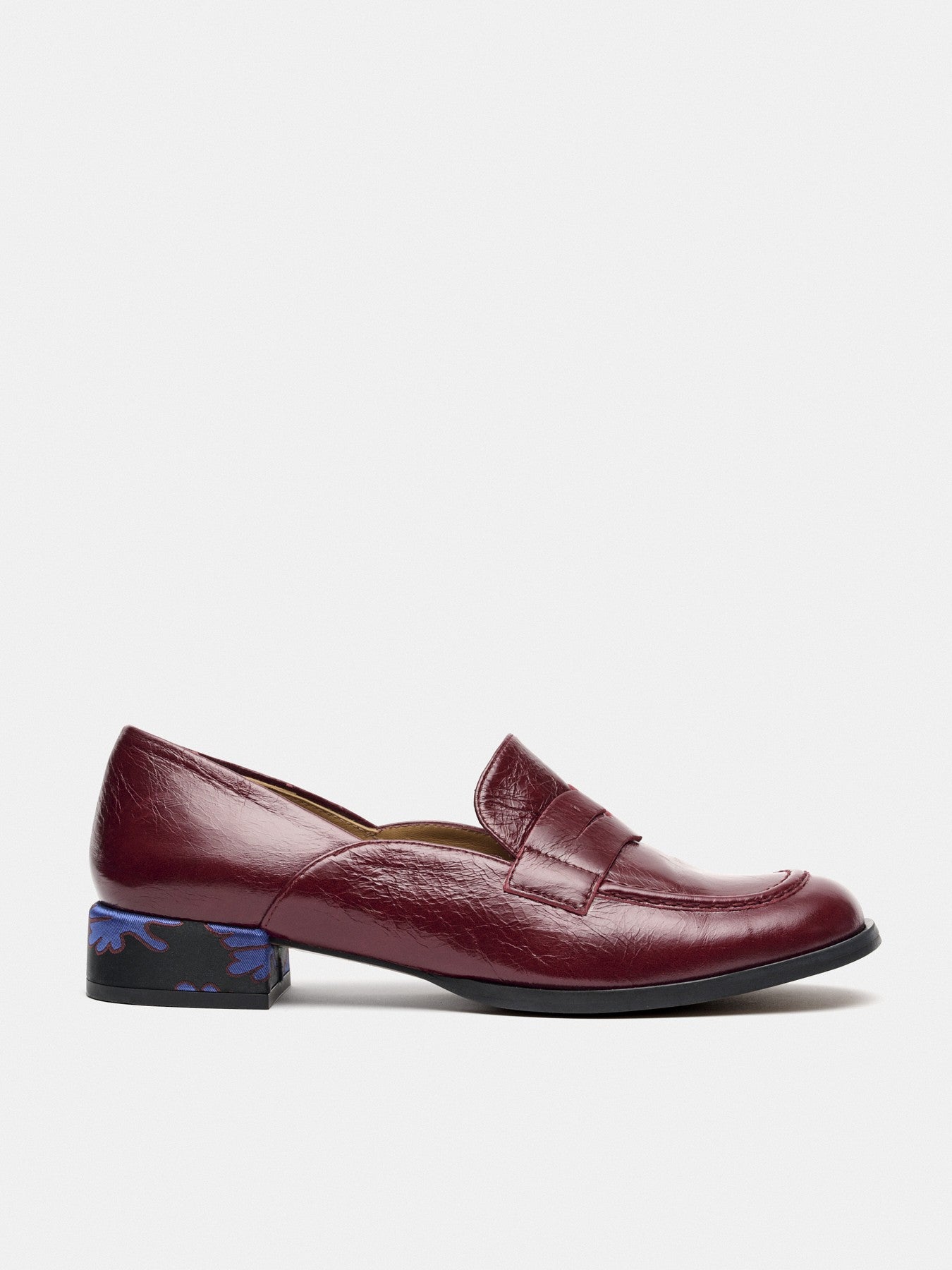 Women's leather shoe with a low heel. Mena