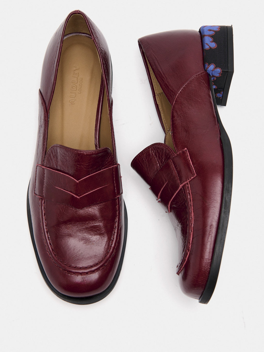 Women's leather shoe with a low heel. Mena