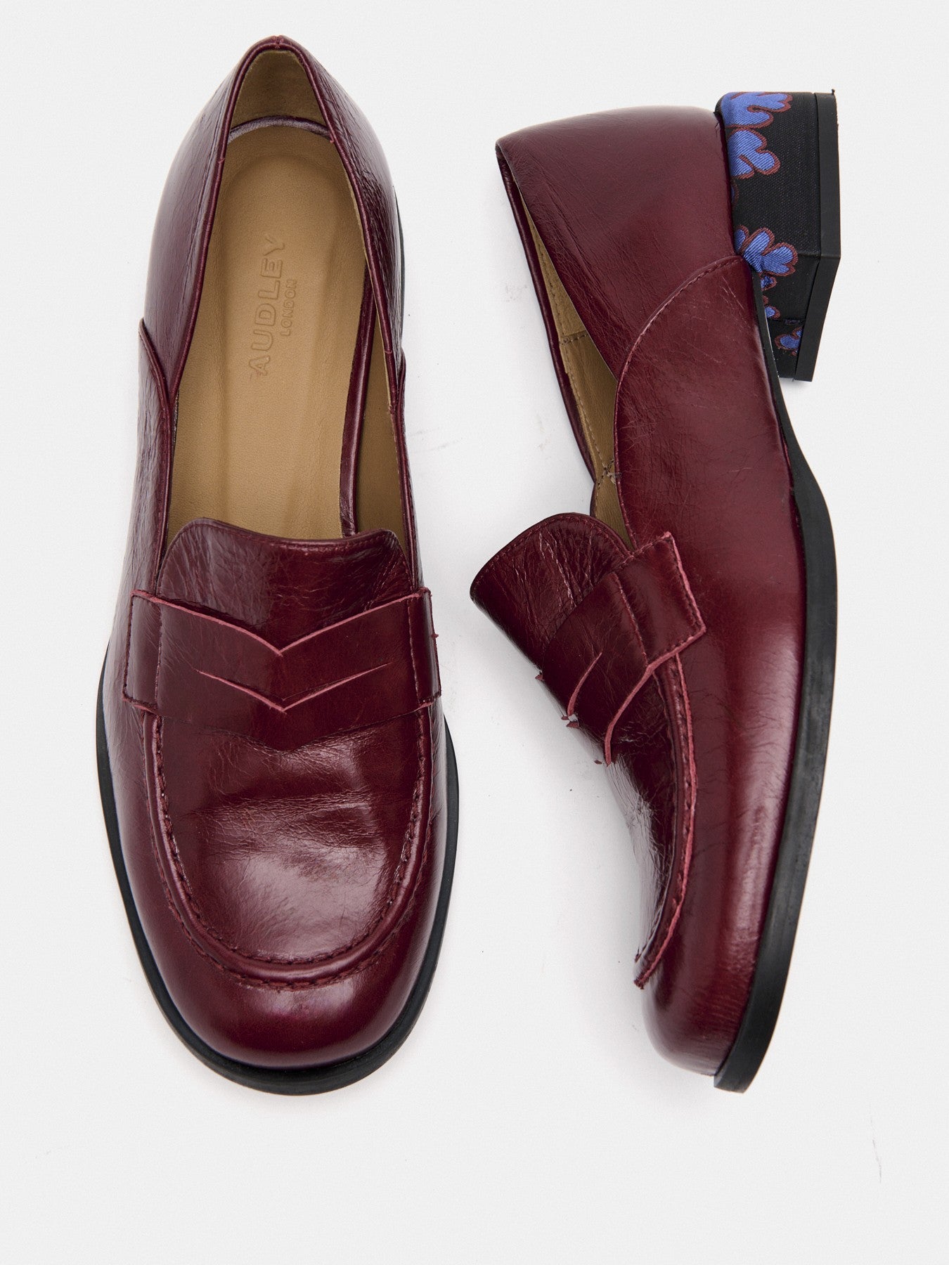 Women's leather shoe with a low heel. Mena