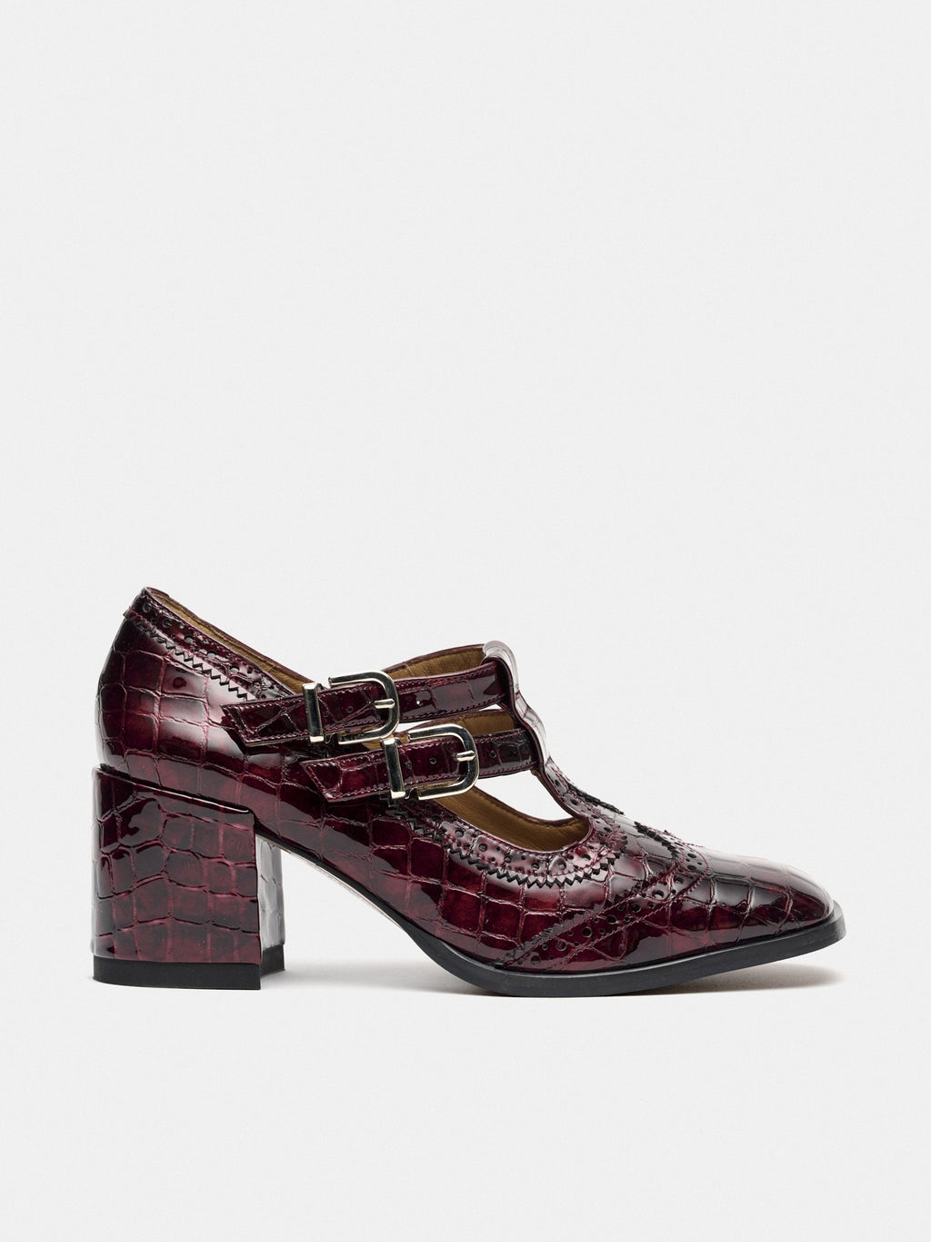 Women's leather shoe with a medium heel. Mulan