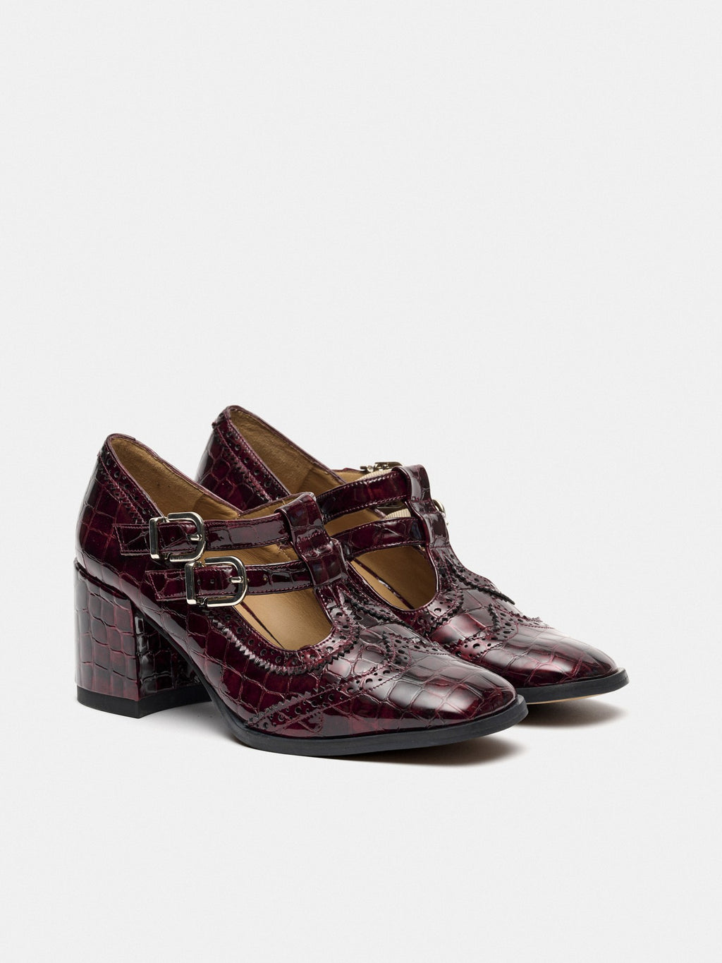 Women's leather shoe with a medium heel. Mulan