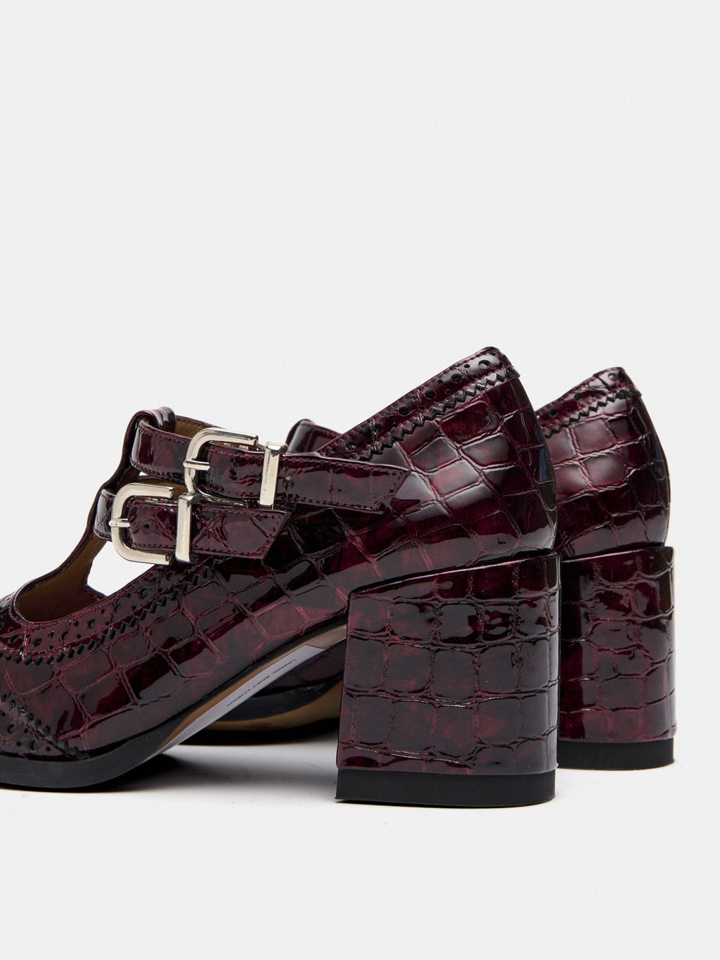 Women's leather shoe with a medium heel. Mulan