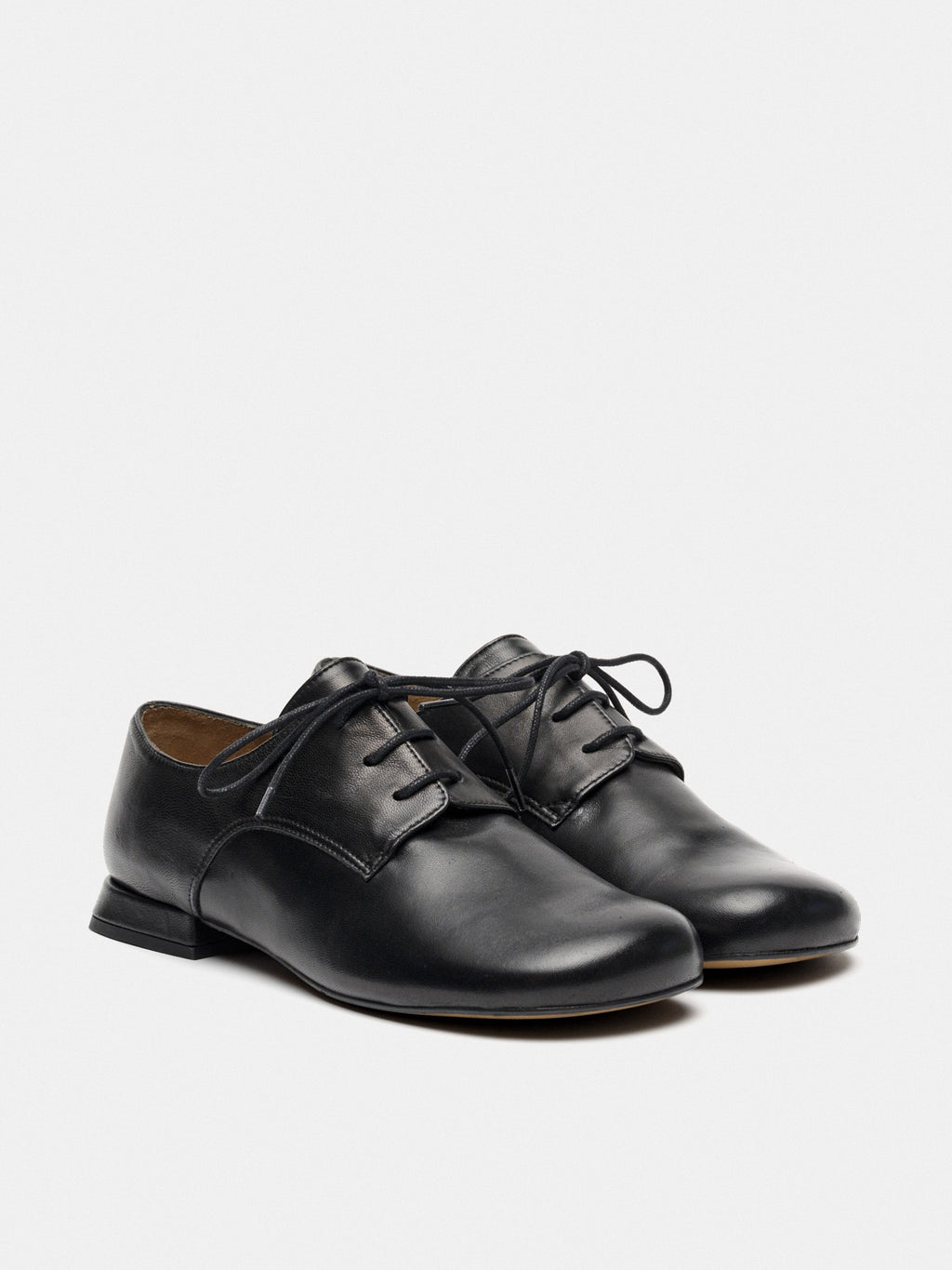 Women's leather shoe with a low heel. Melva