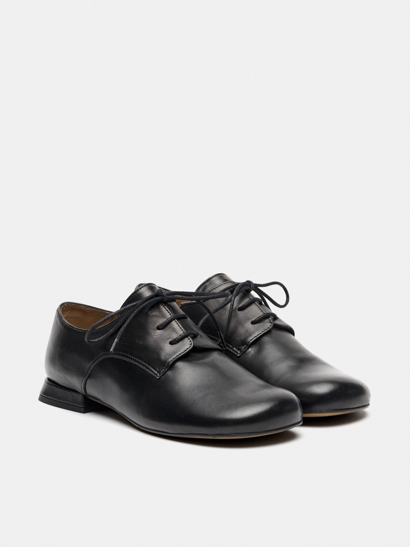 Zapato de mujer en piel con tacón bajo. Melva