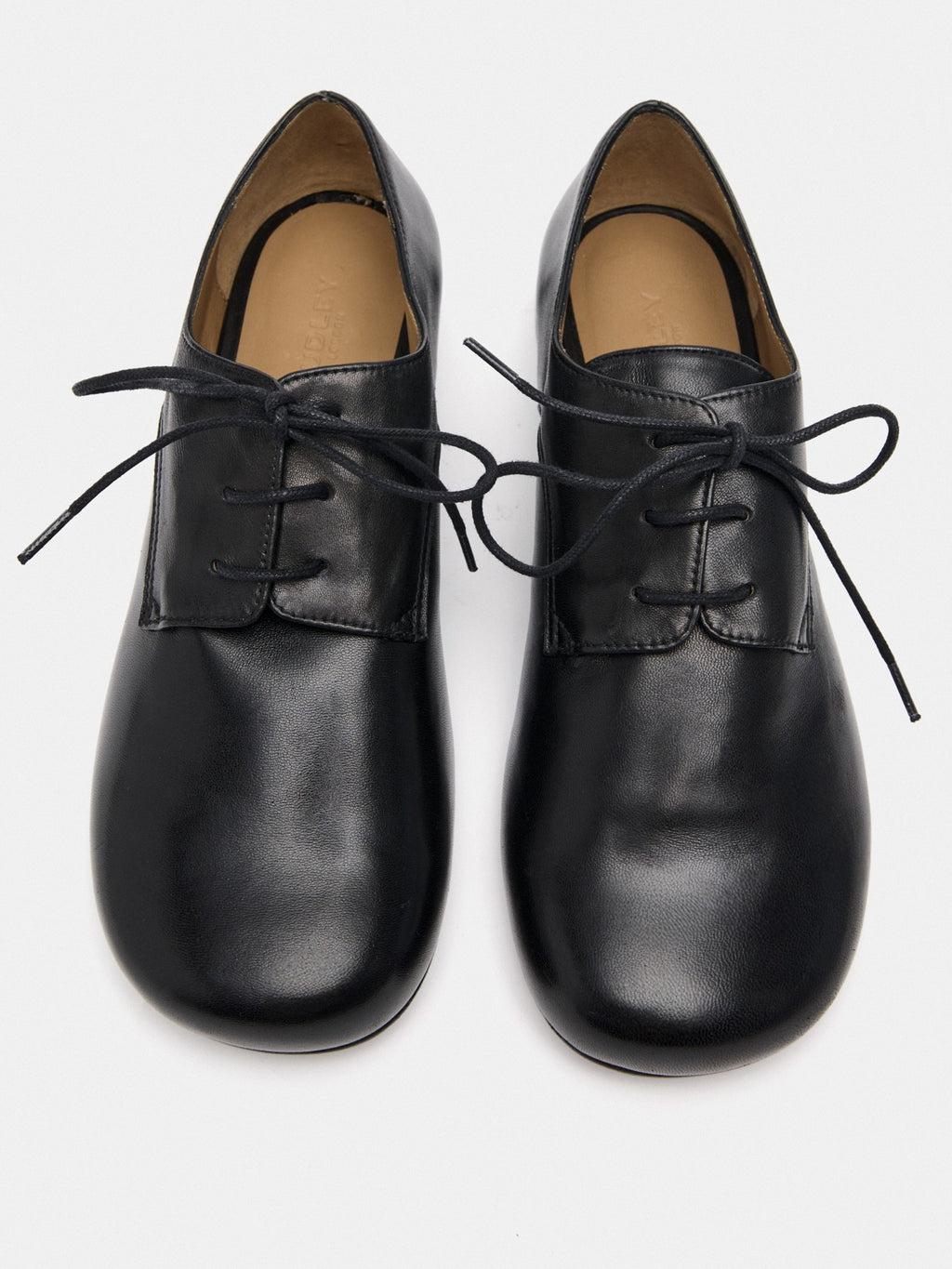 Women's leather shoe with a low heel. Melva