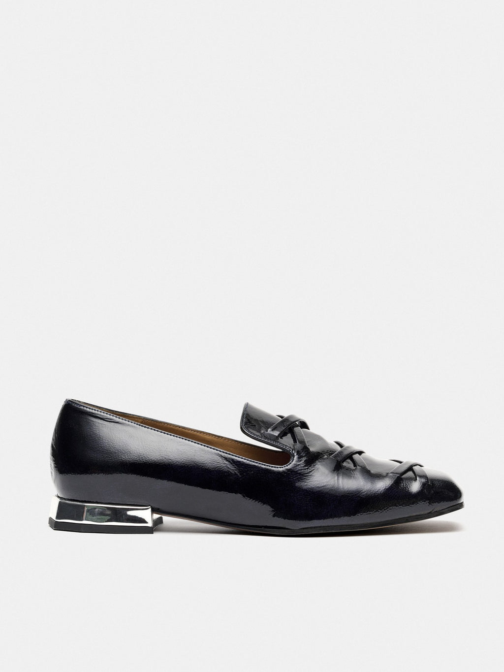 Women's leather shoe with a low heel. Marli