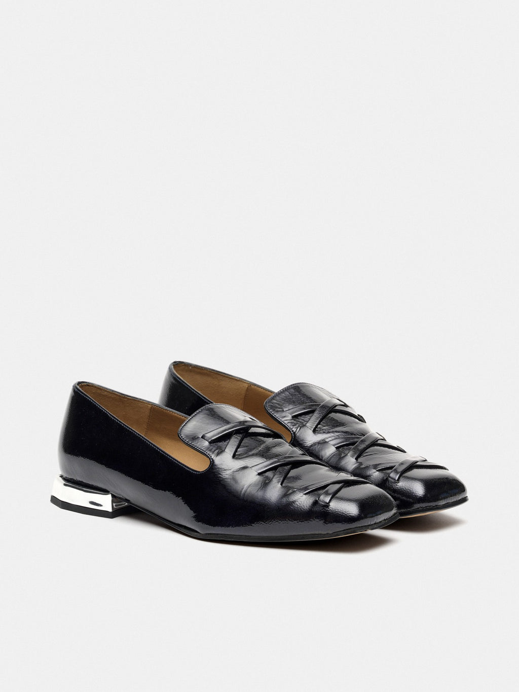 Women's leather shoe with a low heel. Marli