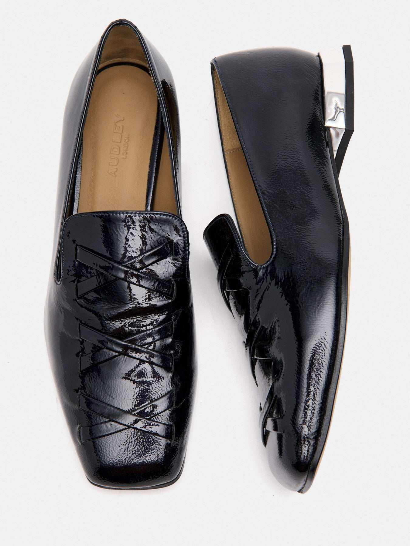 Women's leather shoe with a low heel. Marli