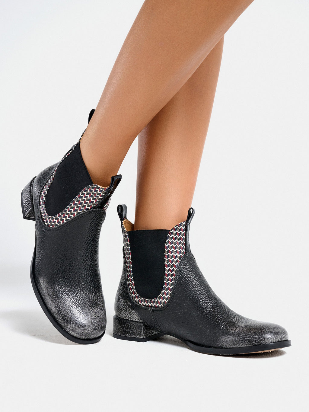 Botín de mujer en piel con tacón bajo. Majo