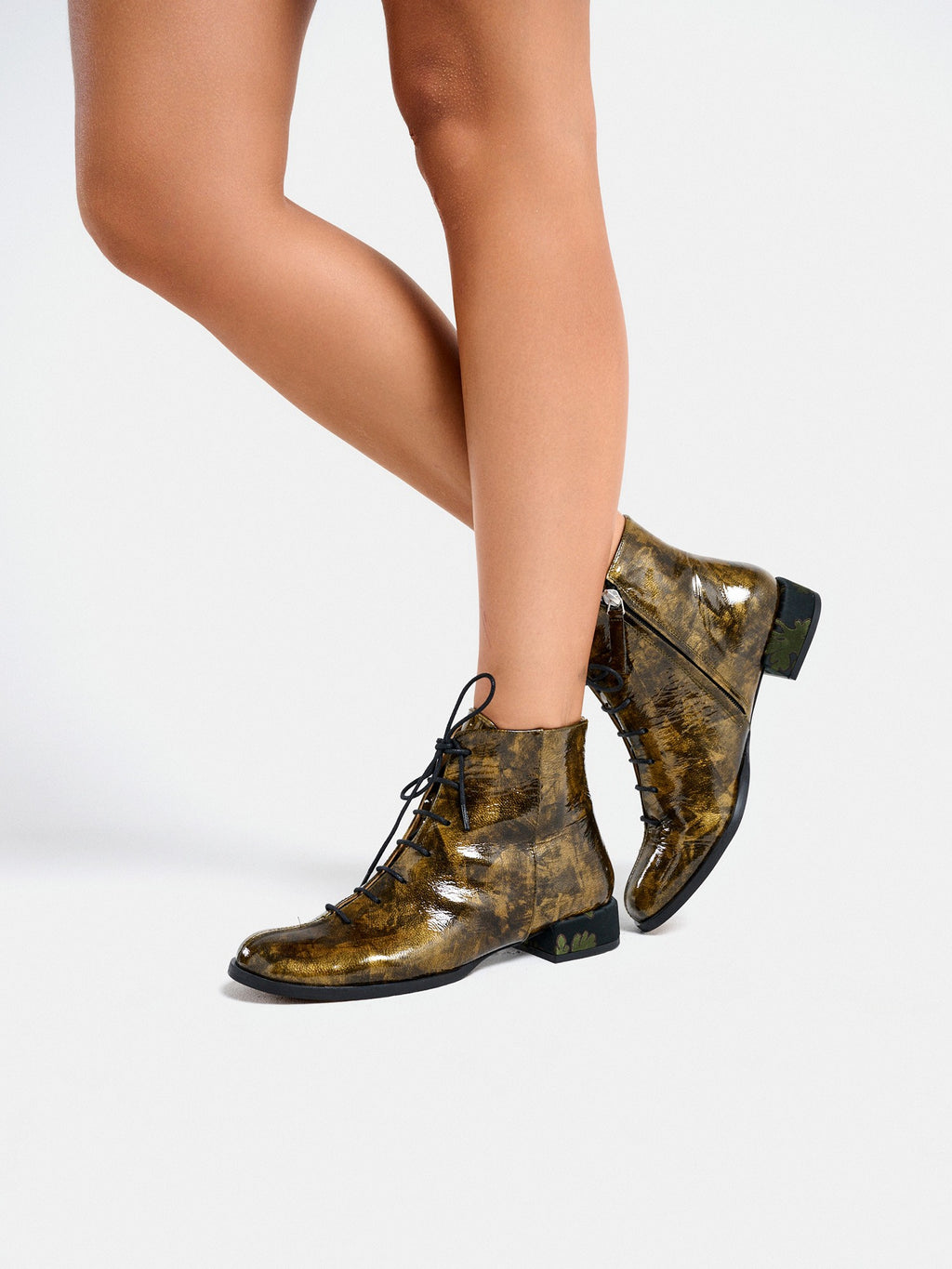 Stivaletti da donna in pelle con tacco basso. Musa