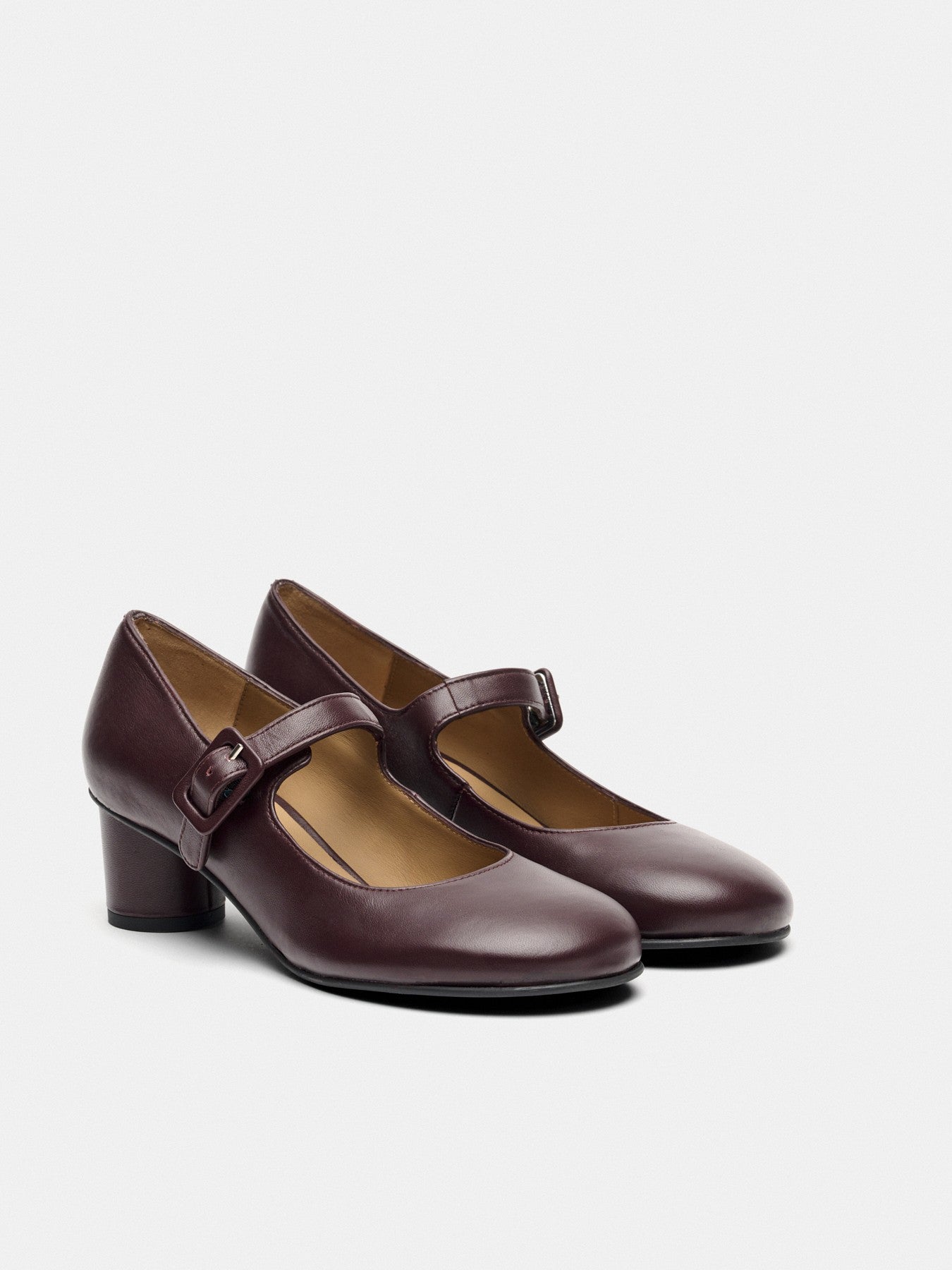 Women's leather shoe with a low heel. Margit
