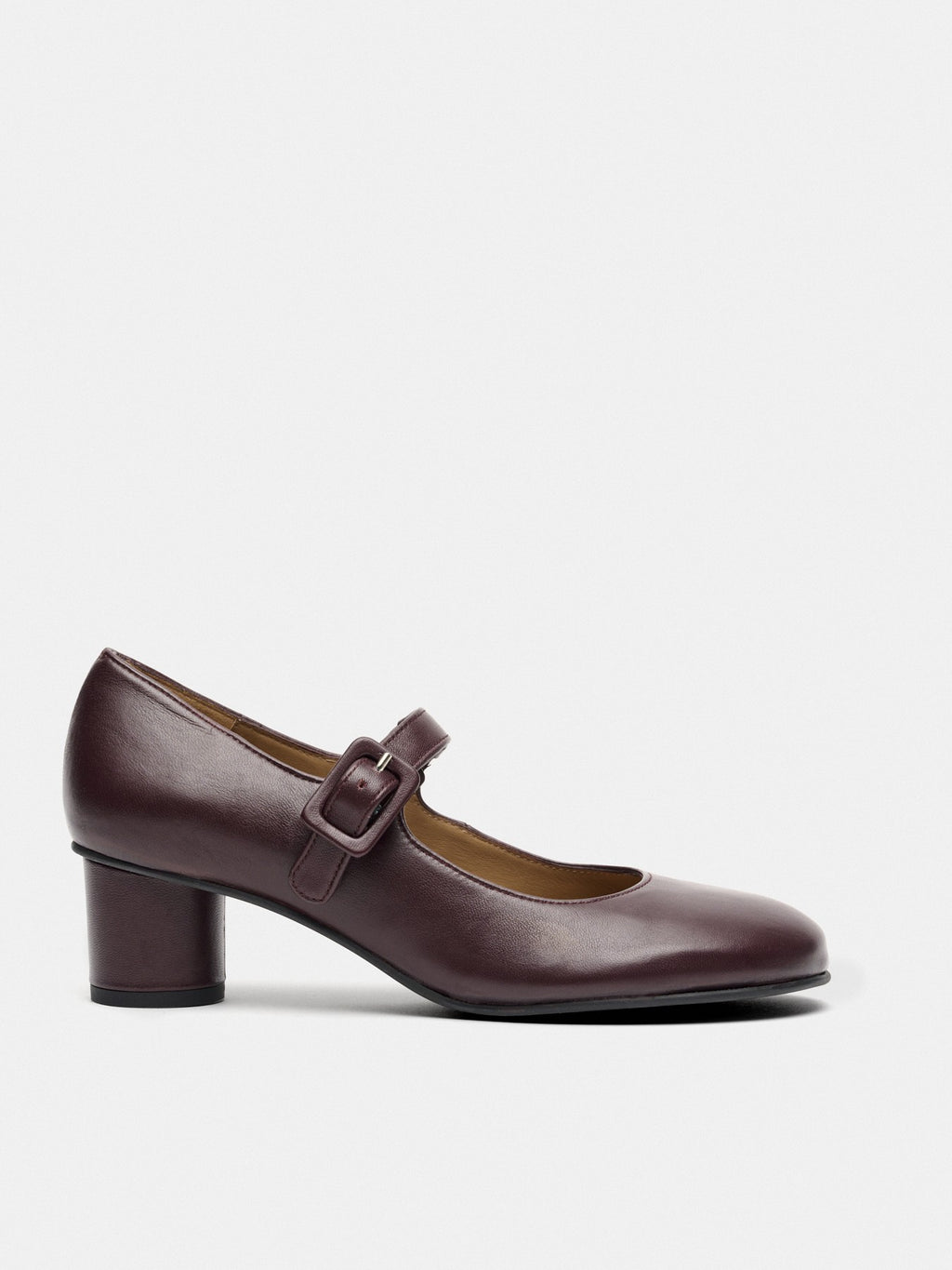 Women's leather shoe with a low heel. Margit