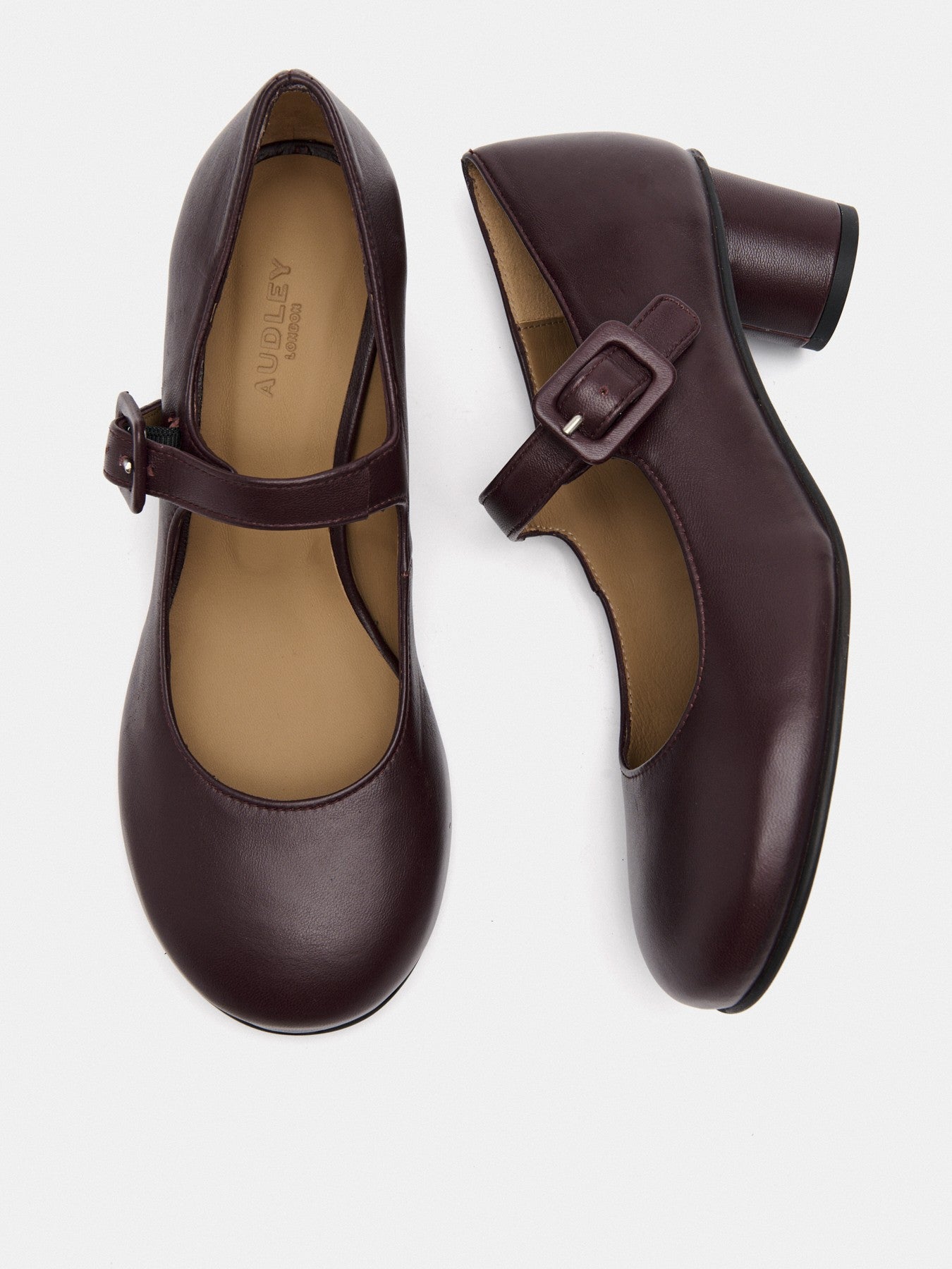 Women's leather shoe with a low heel. Margit