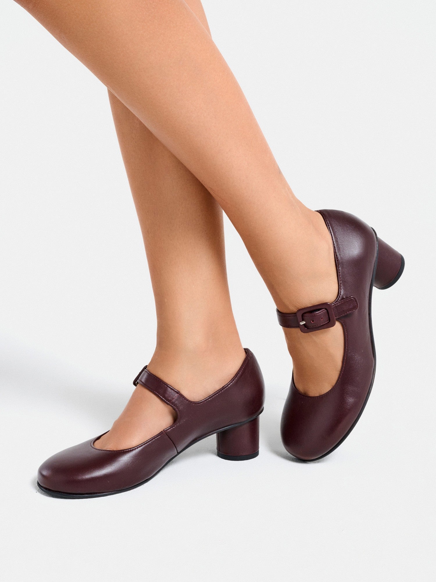 Women's leather shoe with a low heel. Margit