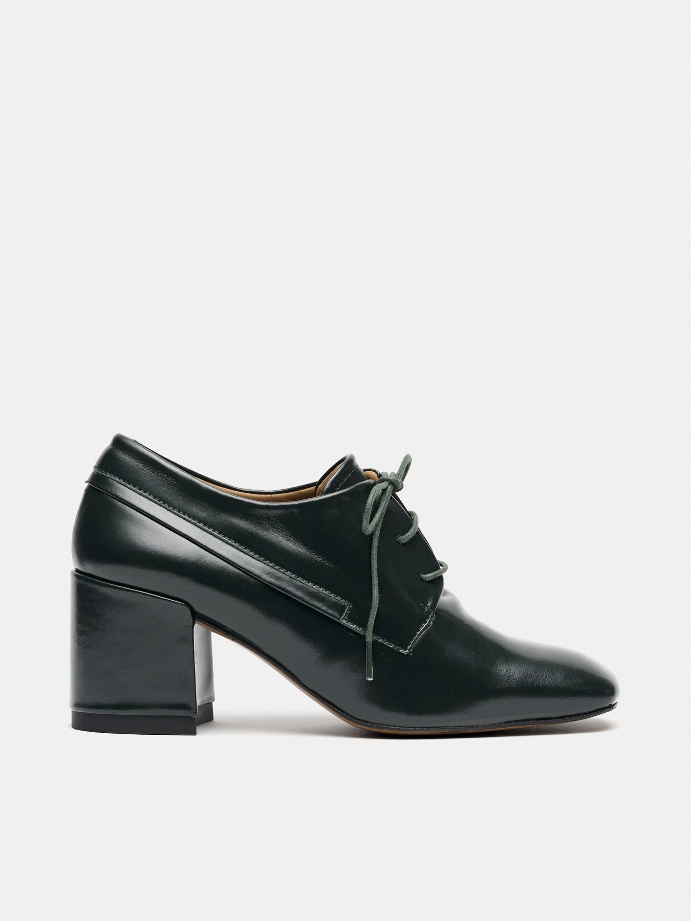 Women's leather shoe with a medium heel. Mia