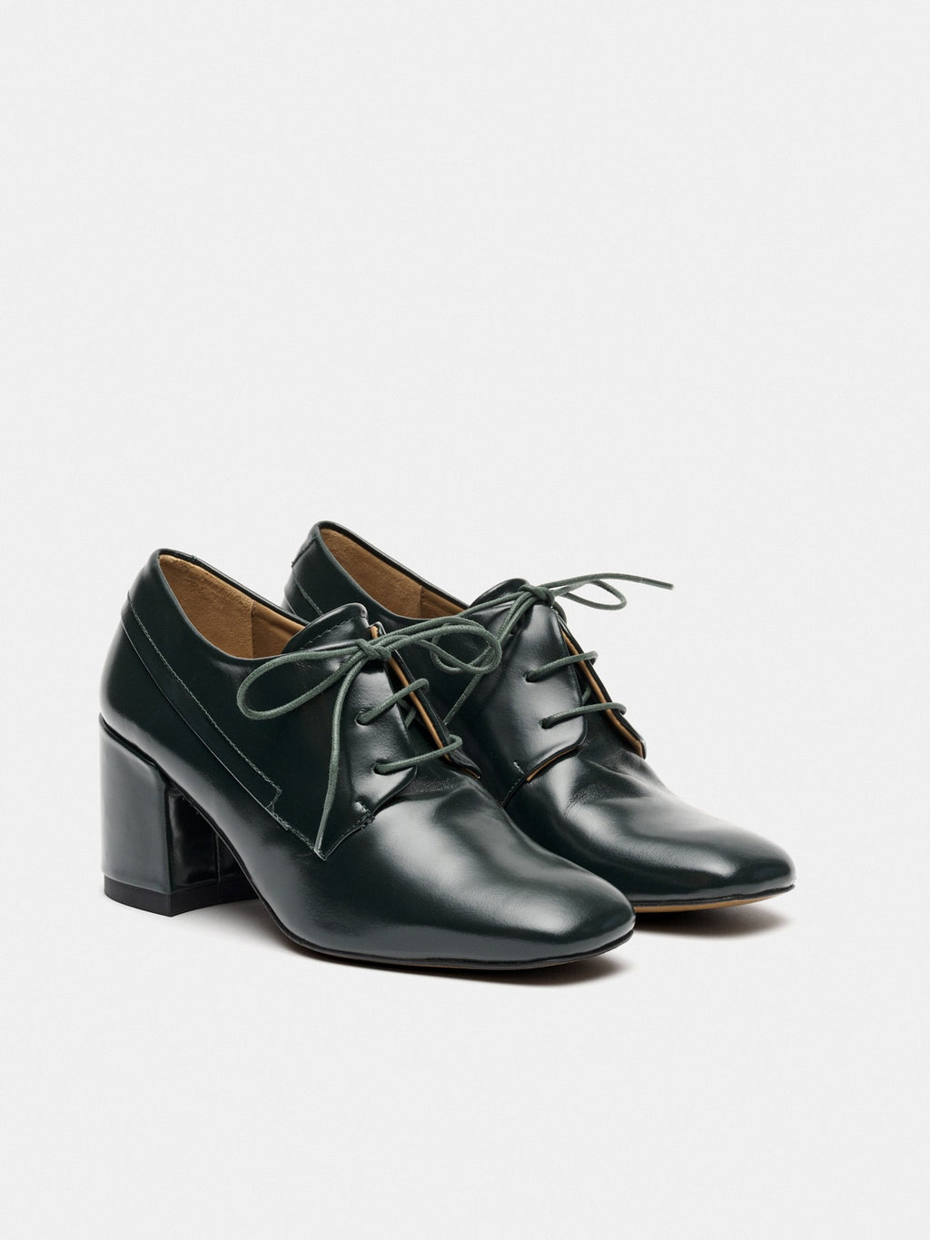 Women's leather shoe with a medium heel. Mia