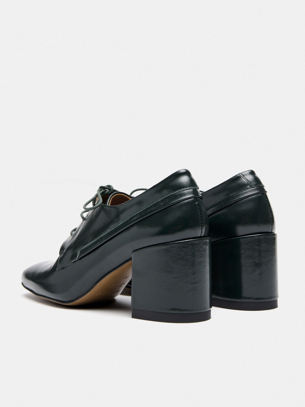 Women's leather shoe with a medium heel. Mia