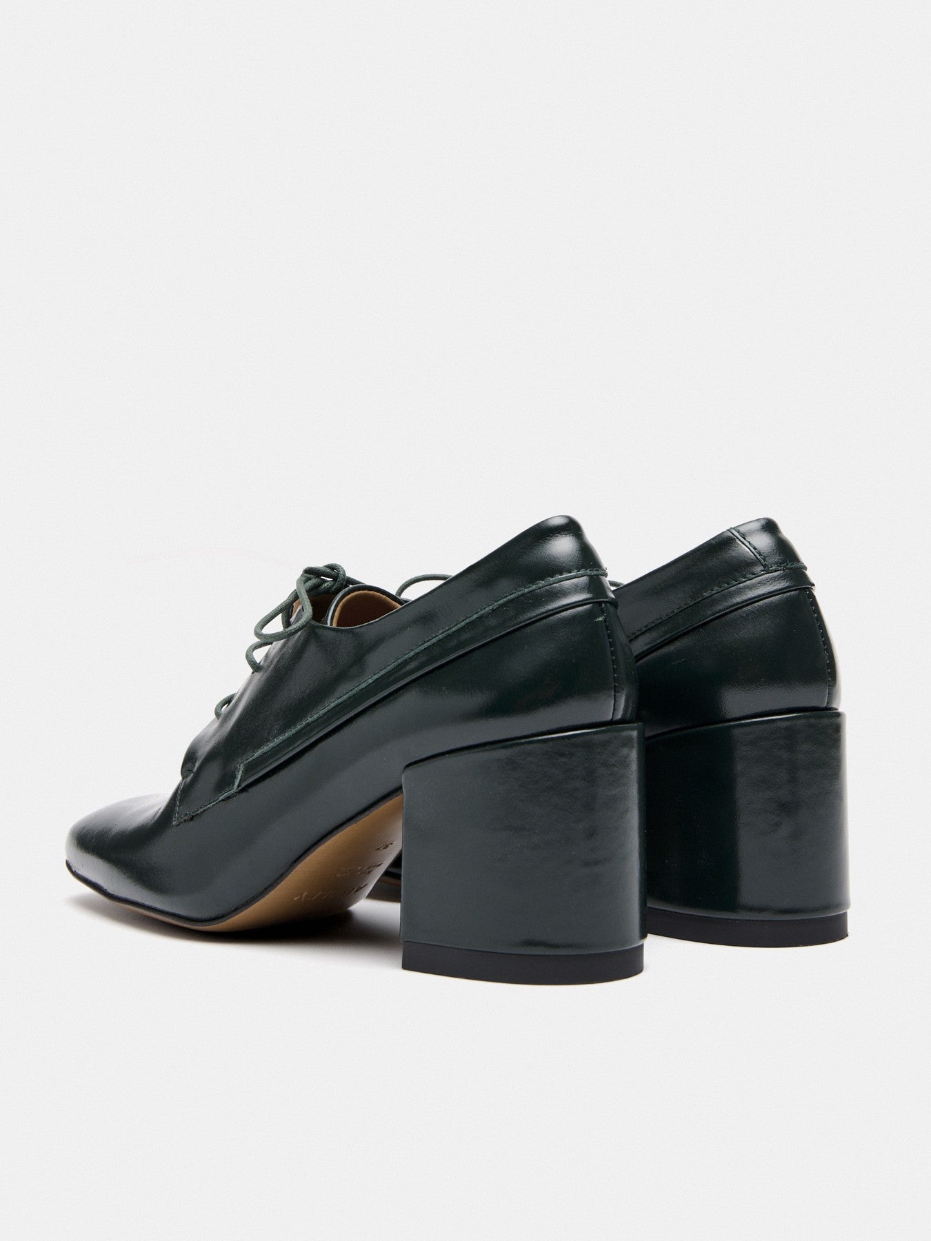Women's leather shoe with a medium heel. Mia