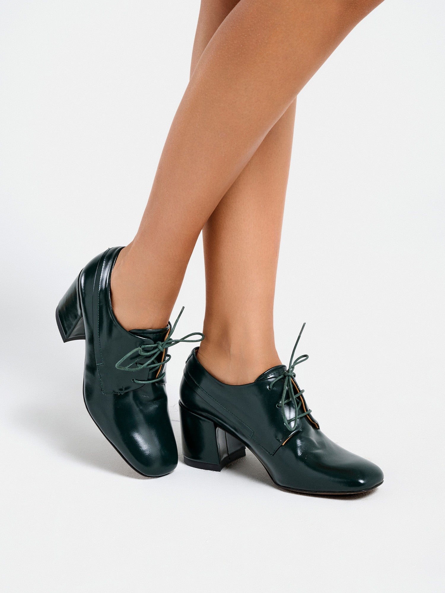 Women's leather shoe with a medium heel. Mia