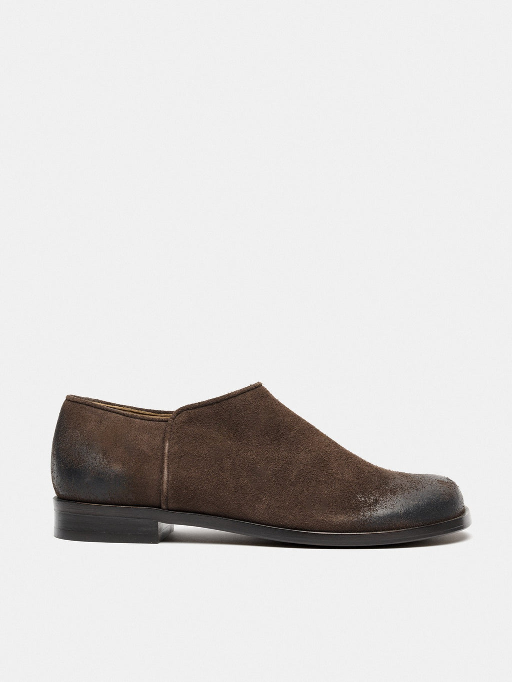 Women's leather shoe with a low heel. Montse