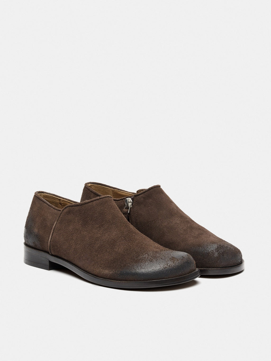 Women's leather shoe with a low heel. Montse