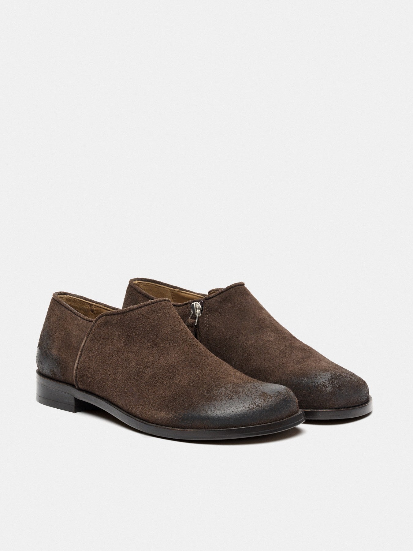 Women's leather shoe with a low heel. Montse