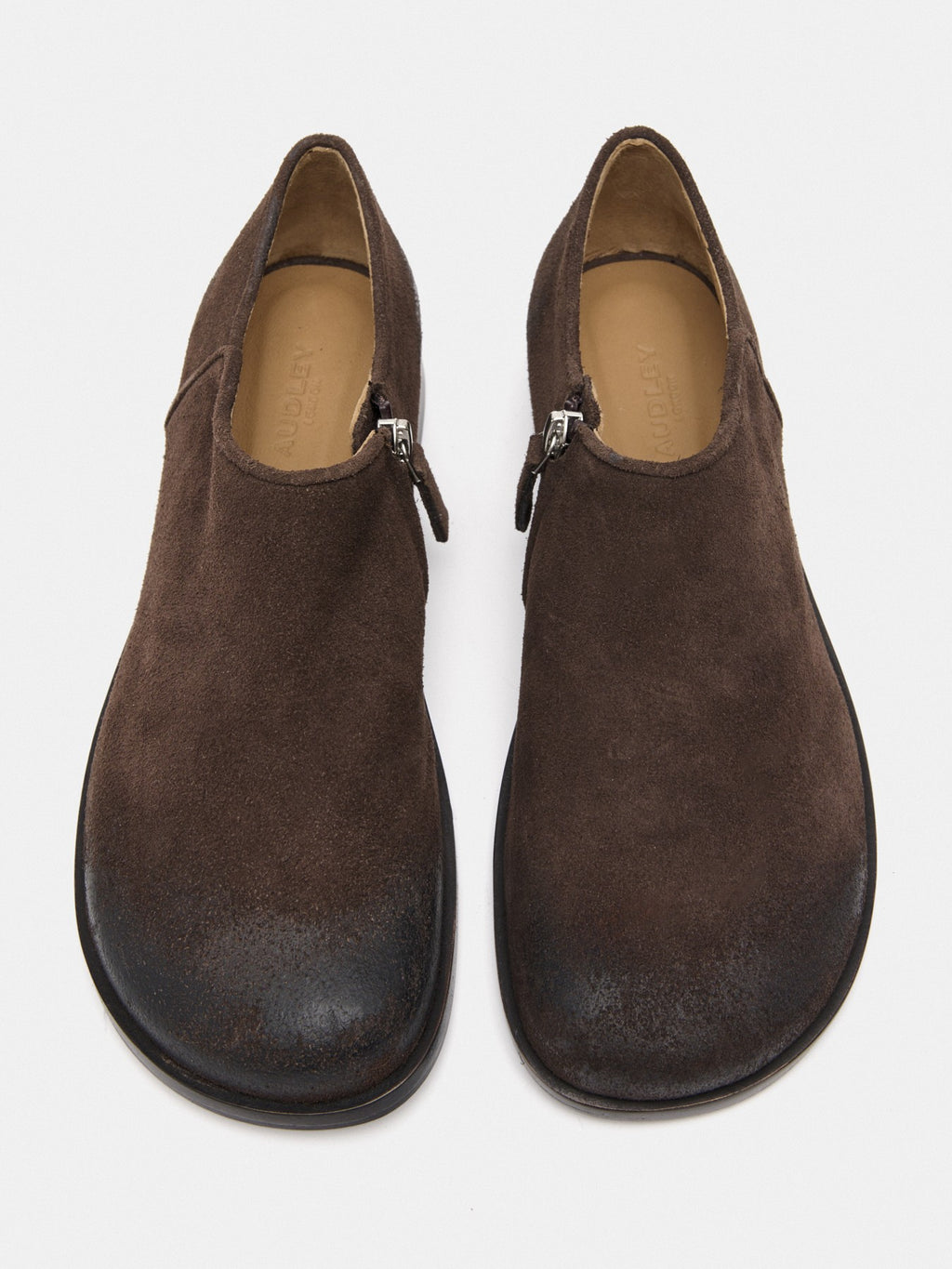 Women's leather shoe with a low heel. Montse