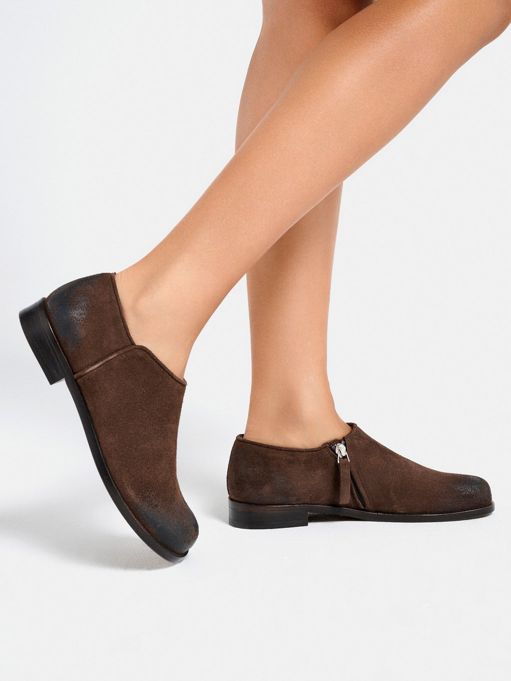 Women's leather shoe with a low heel. Montse