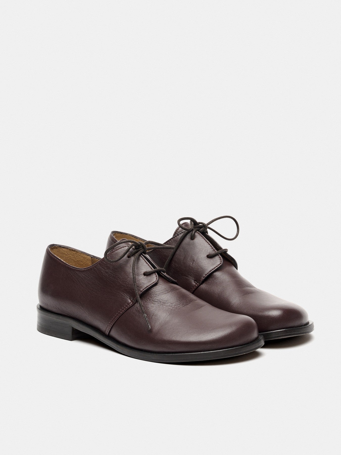 Women's leather shoe with a low heel. Malu