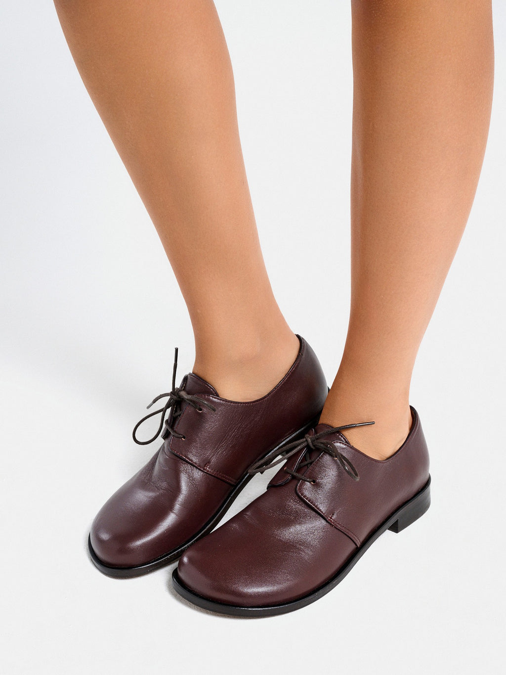 Zapato de mujer en piel con tacón bajo. Malu