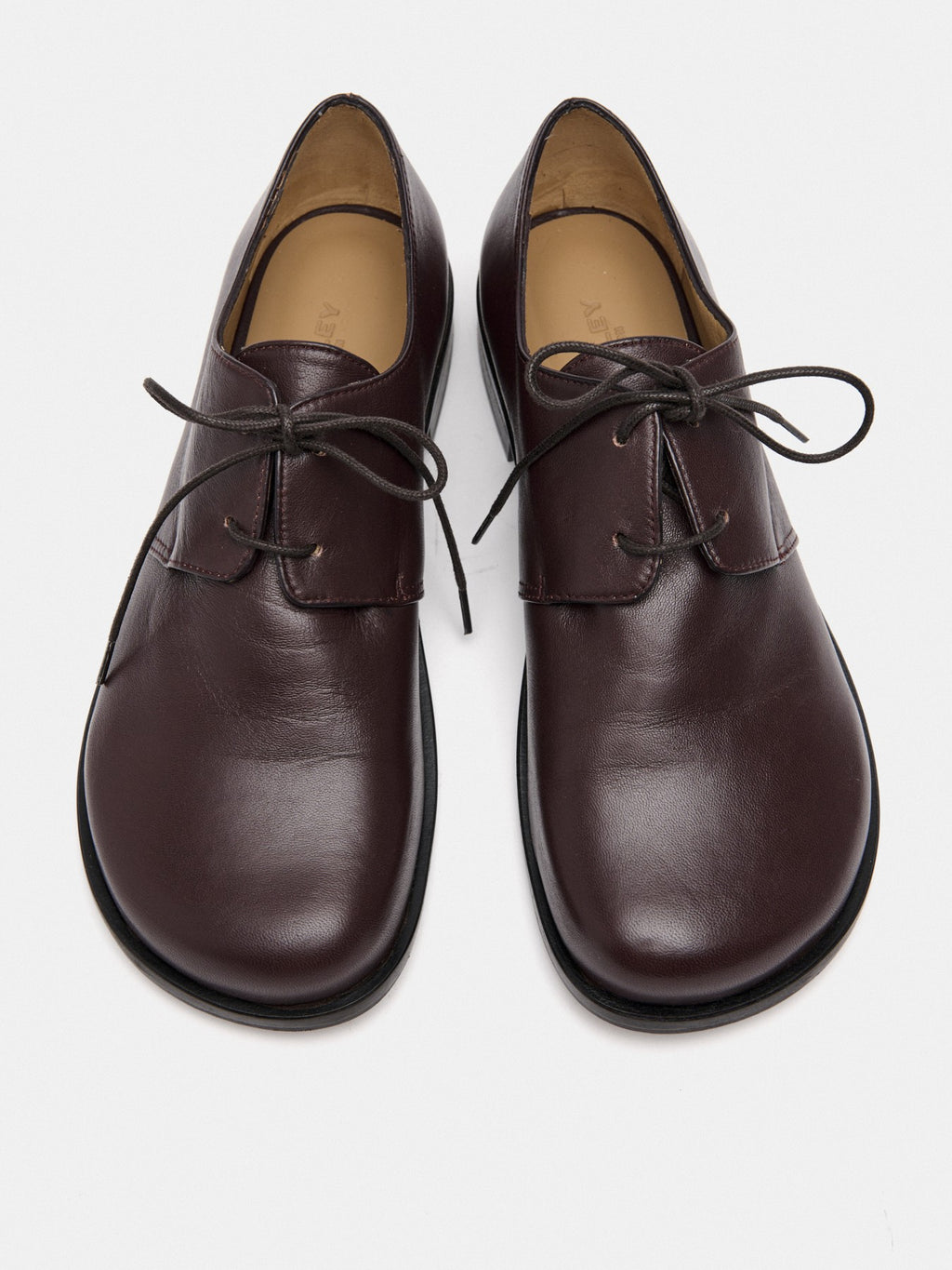 Zapato de mujer en piel con tacón bajo. Malu