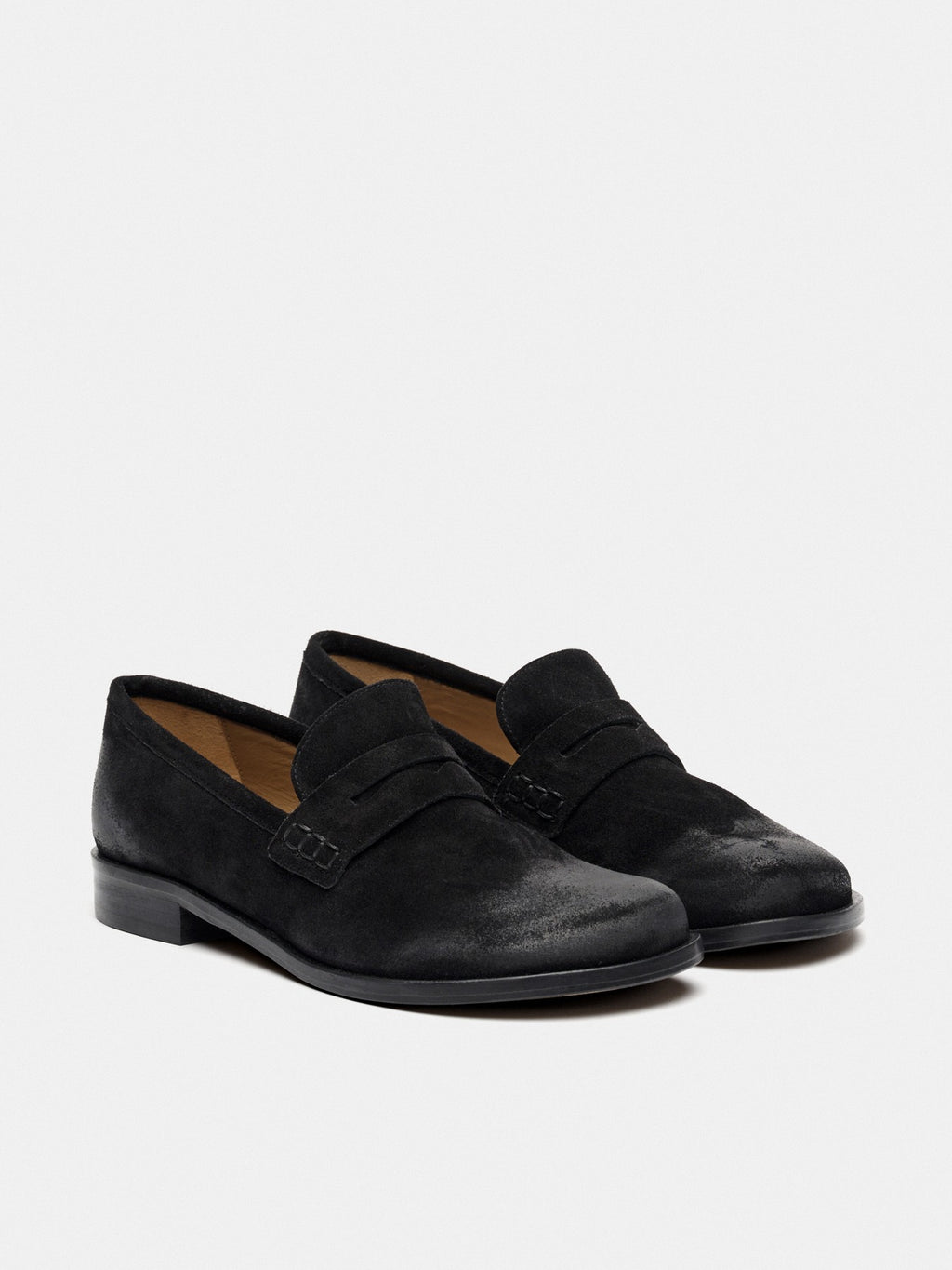 Women's leather shoe with a low heel. Melia