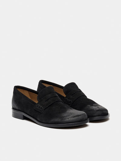 Women's leather shoe with a low heel. Melia
