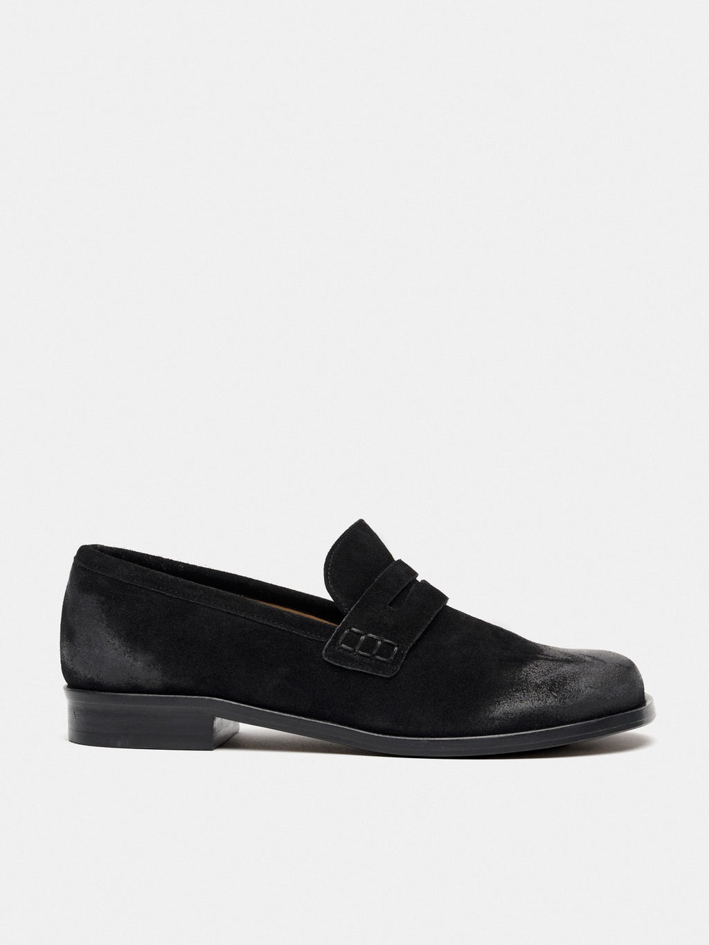Women's leather shoe with a low heel. Melia