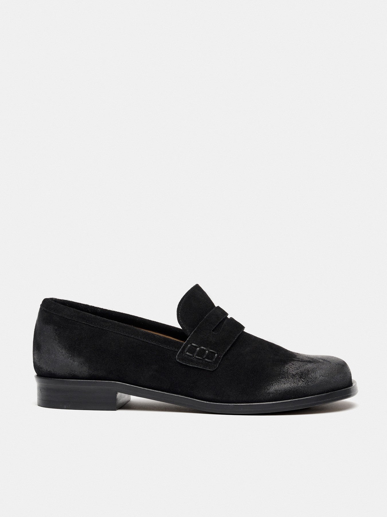 Women's leather shoe with a low heel. Melia