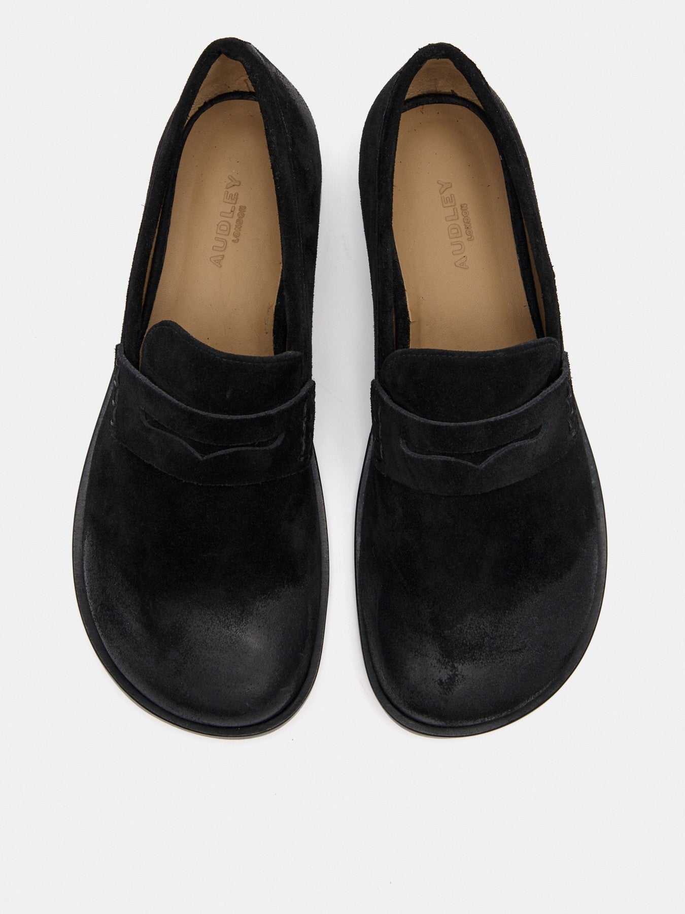 Women's leather shoe with a low heel. Melia