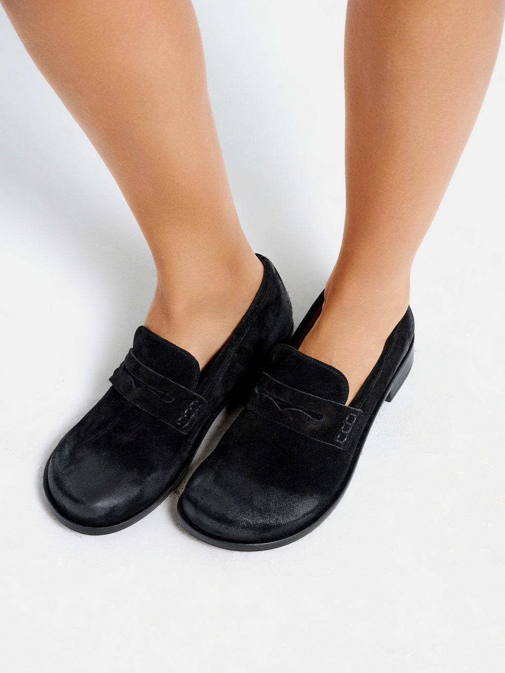 Women's leather shoe with a low heel. Melia