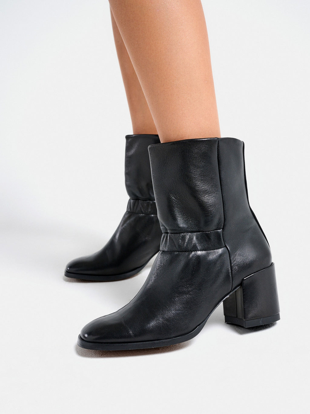 Botín de mujer en piel con tacón medio. Miho