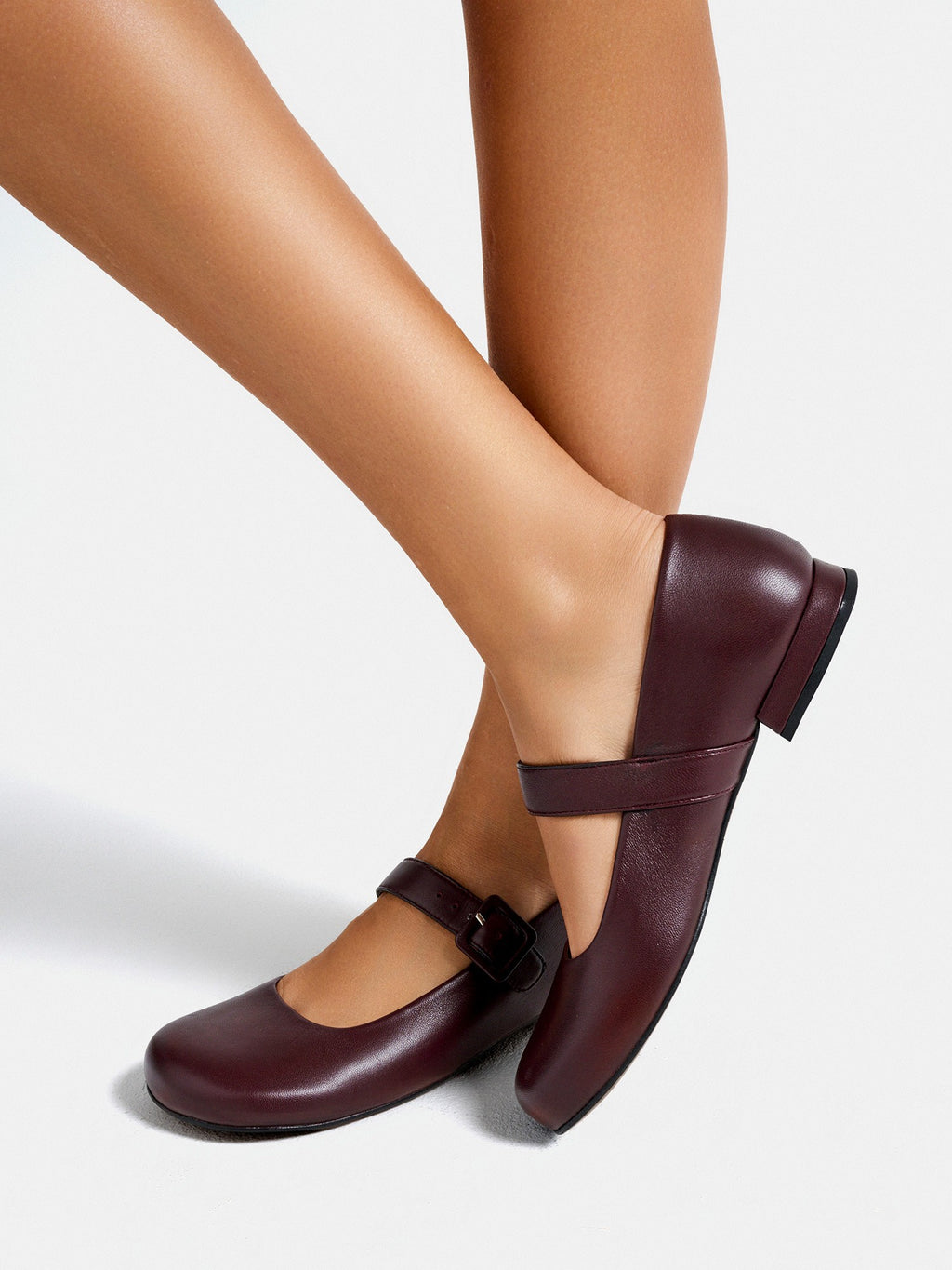 Women's leather shoe with a low heel. Mavi