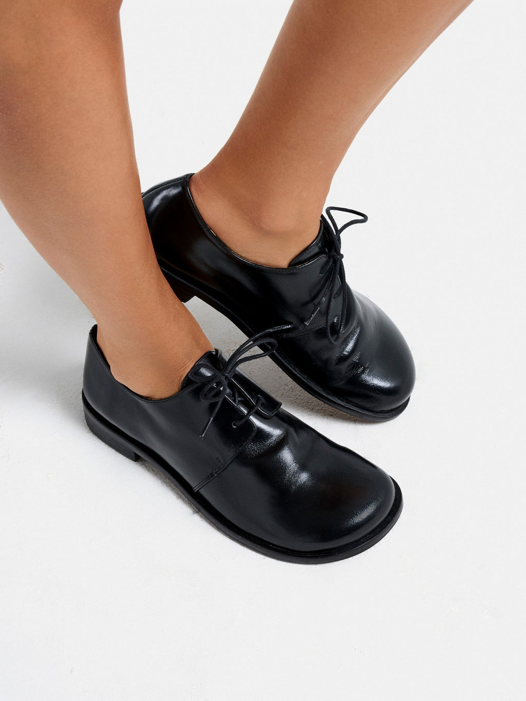 Zapato de mujer en piel con tacón bajo. Michi