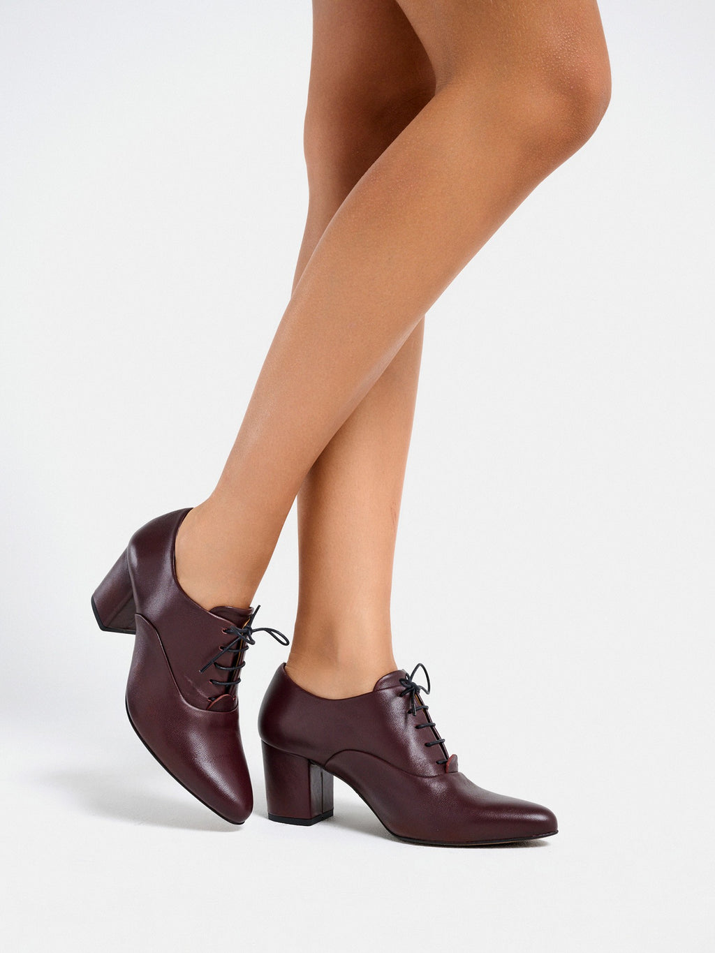 Zapato de mujer en piel con tacón medio. Mariella