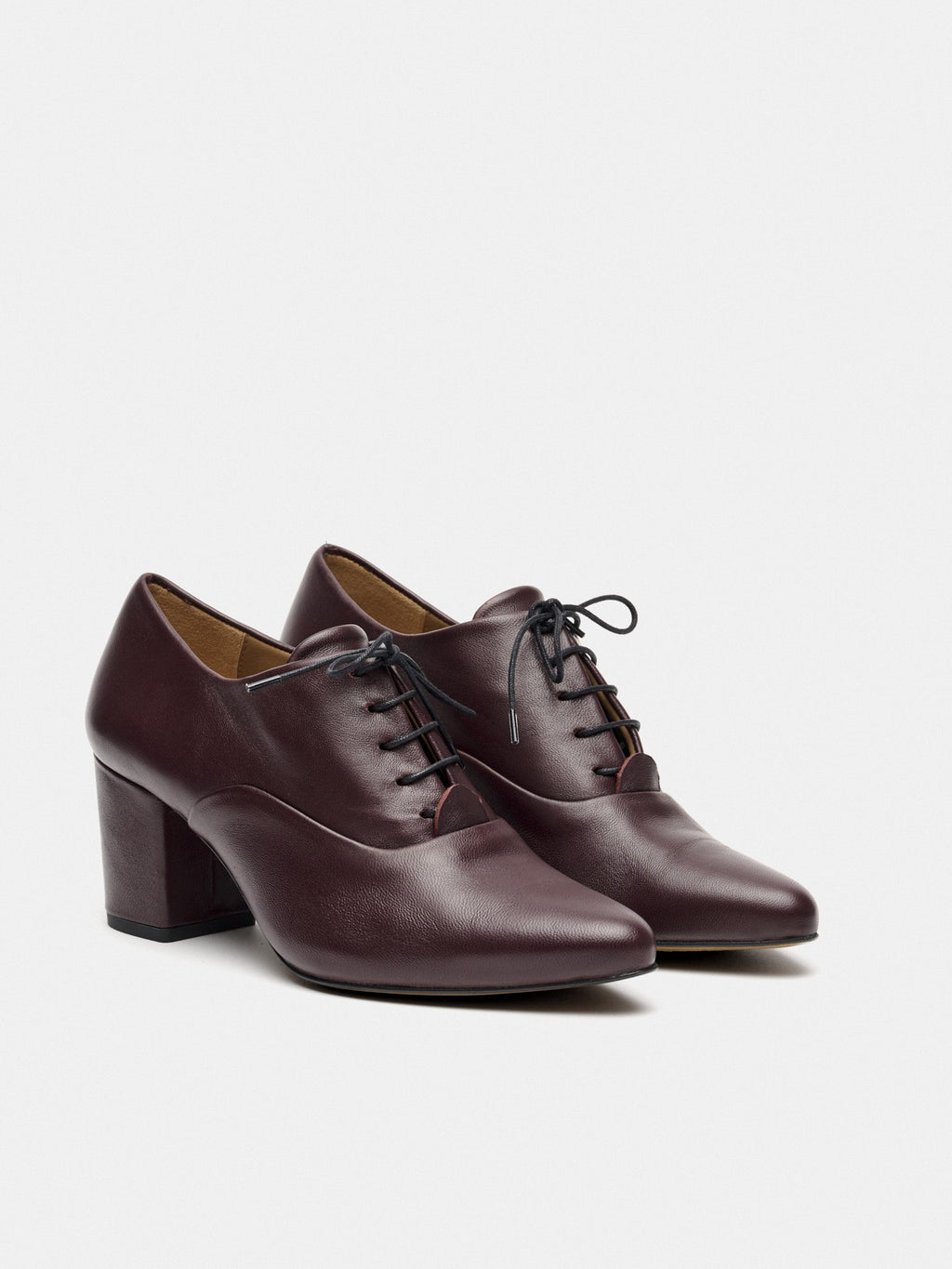 Zapato de mujer en piel con tacón medio. Mariella
