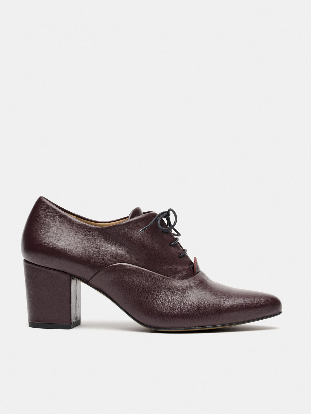 Zapato de mujer en piel con tacón medio. Mariella