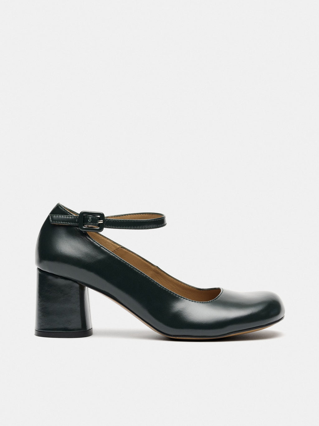 Scarpa da donna in pelle con tacco medio. Marga