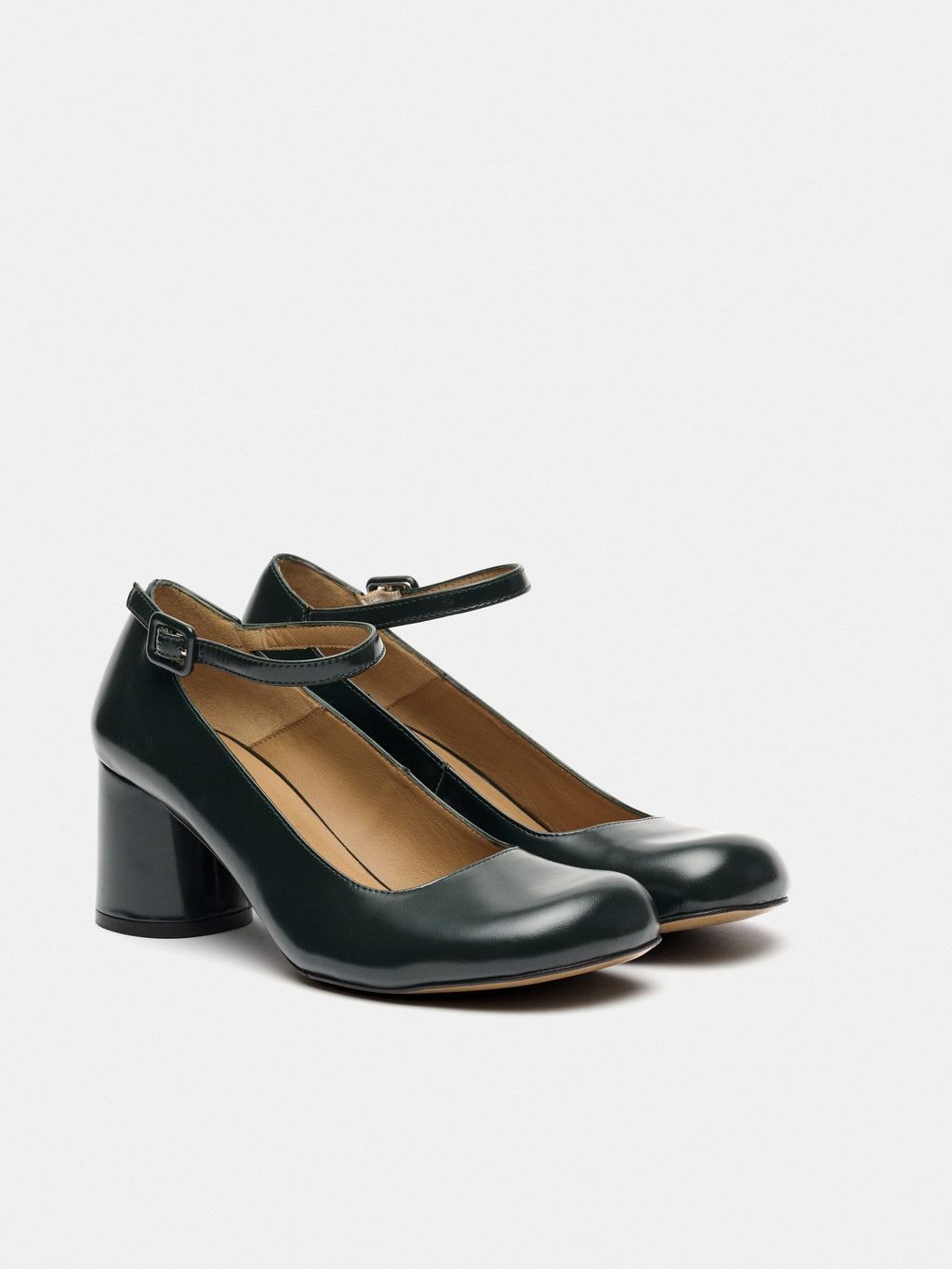 Scarpa da donna in pelle con tacco medio. Marga