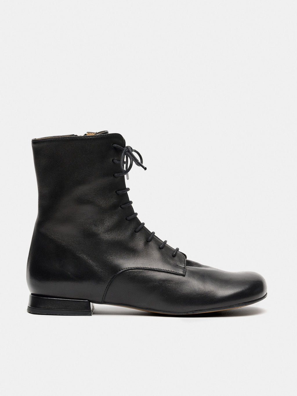 Botín de mujer en piel con tacón bajo. Megan