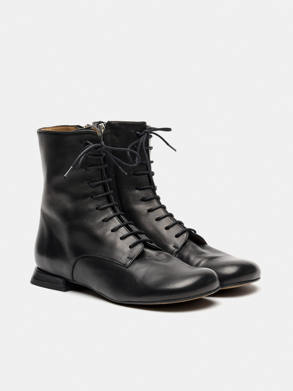 Botín de mujer en piel con tacón bajo. Megan