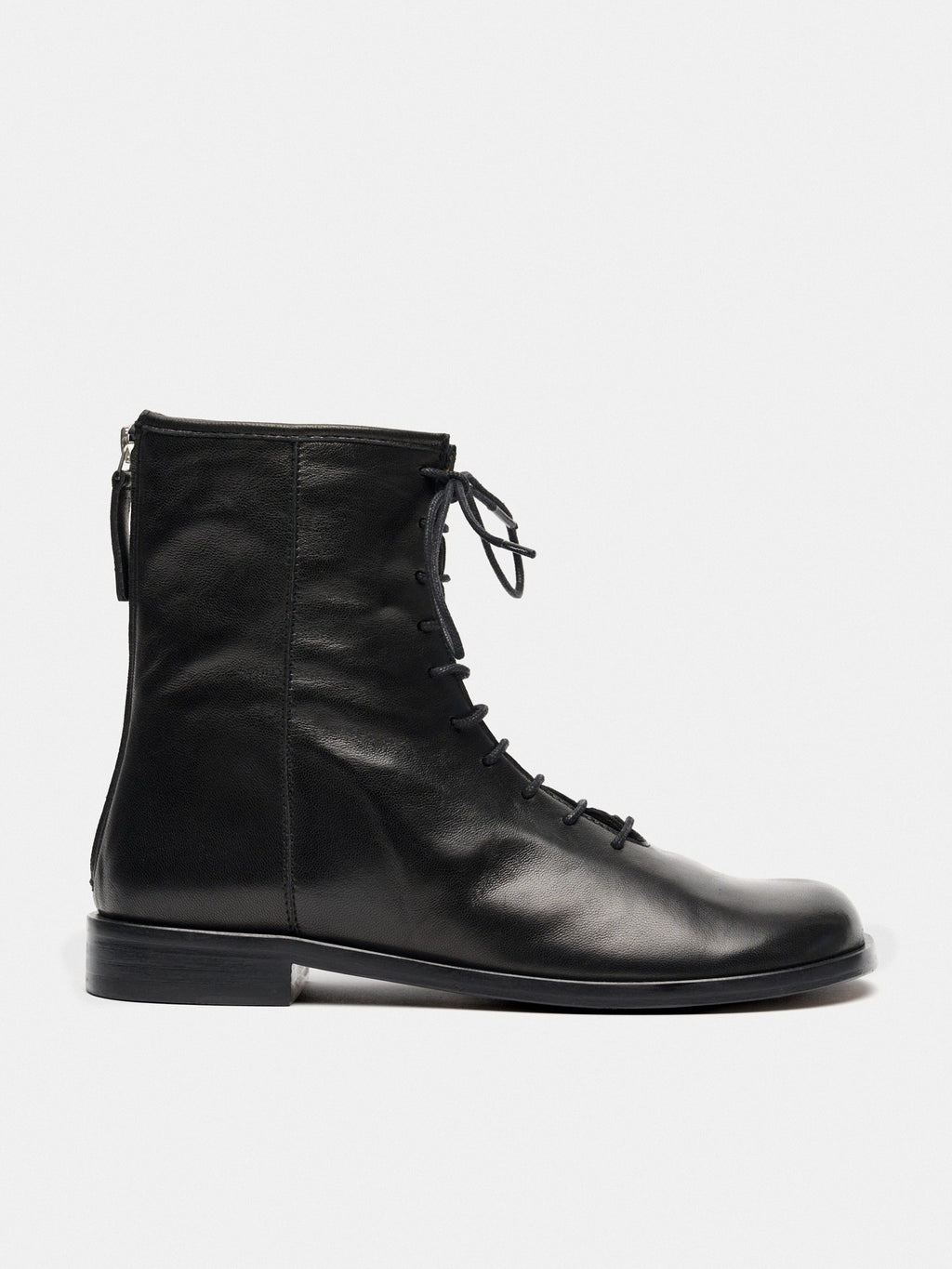 Botín de mujer en piel con tacón bajo. Moira